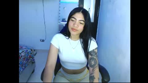 Snapshot of caylinn19 chatting on November 23, 2025, 1:22 pm Caylinn online show from November 23, 2025, 1:22 pm