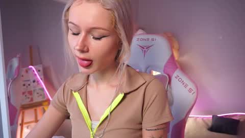 Snapshot of celeste_eyes0n chatting on November 16, 2025, 8:36 pm Celeste online show from November 16, 2025, 8:36 pm