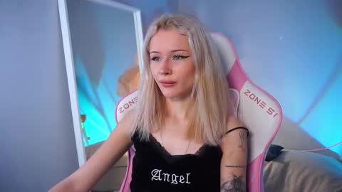 Snapshot of celeste_eyes0n chatting on November 18, 2025, 8:46 pm Celeste online show from November 18, 2025, 8:46 pm