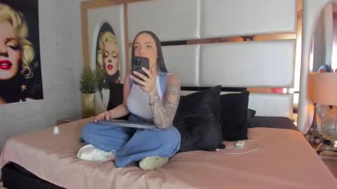 celeste_starsss online show from November 7, 2025, 9:04 pm