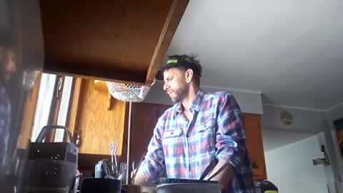 Snapshot of cguffey2284 chatting on December 17, 2025, 4:24 pm cguffey2284 online show from December 17, 2025, 4:24 pm