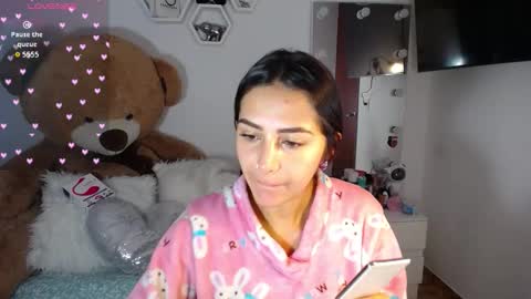 Isabella online show from November 3, 2025, 12:28 pm