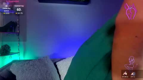 charlhot_ online show from November 18, 2025, 12:31 pm