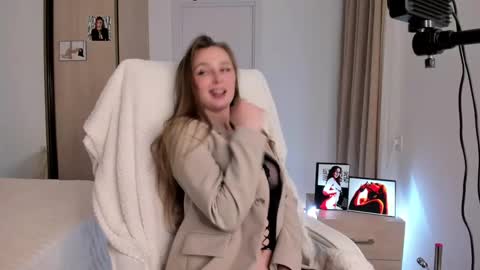 CharlottaWells online show from November 13, 2025, 3:11 pm