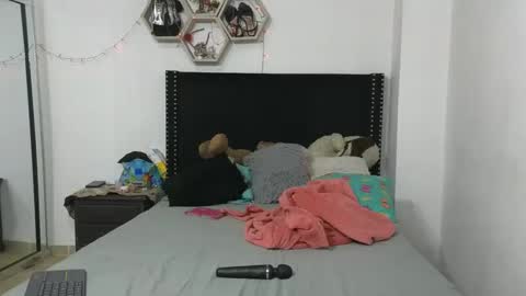 charlotte_027 online show from January 17, 2025, 9:06 am