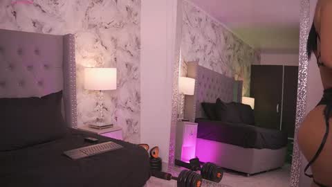 Snapshot of charlotte_harriz chatting on March 5, 2025, 6:33 am Charlotte online show from March 5, 2025, 6:33 am