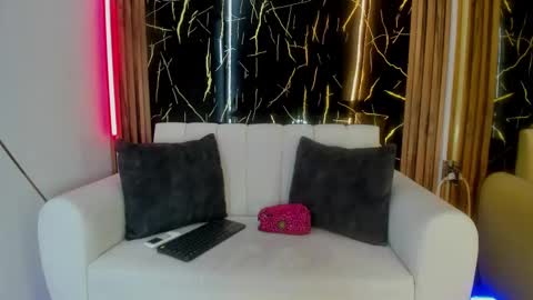 charlotte_skinny11_aws online show from November 19, 2025, 6:41 pm