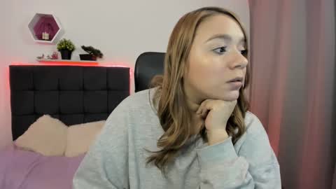 Snapshot of charlottelabouff chatting on February 19, 2025, 2:33 am Charlotte online show from February 19, 2025, 2:33 am