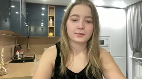 Sarah online show from September 12, 2025, 3:01 pm