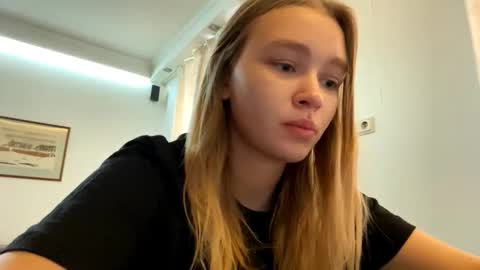 Snapshot of cherryleija chatting on March 11, 2026, 9:48 am Lei online show from March 11, 2026, 9:48 am