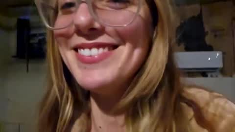 Snapshot of chezzaluna chatting on December 2, 2024, 3:58 am Chezza online show from December 2, 2024, 3:58 am