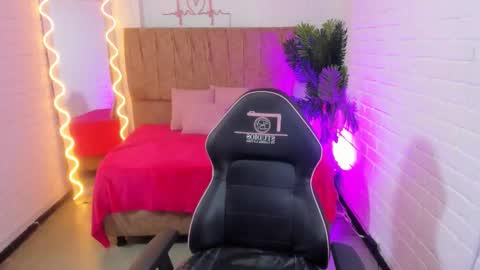 Snapshot of chiara_tay chatting on October 14, 2025, 7:14 pm Chiara online show from October 14, 2025, 7:14 pm