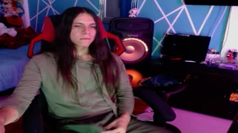 Snapshot of chico_explosivo chatting on October 31, 2025, 12:33 am chico_explosivo online show from October 31, 2025, 12:33 am