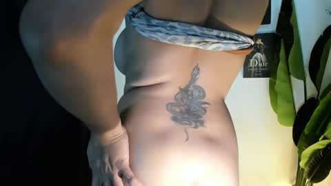 chixies_ladies online show from April 28, 2026, 1:26 am