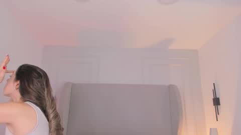 Chloe online show from December 15, 2025, 12:09 pm