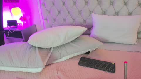 CLHOE  online show from January 6, 2026, 7:39 pm