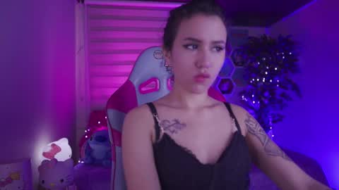 CLOE  online show from November 4, 2025, 9:47 pm