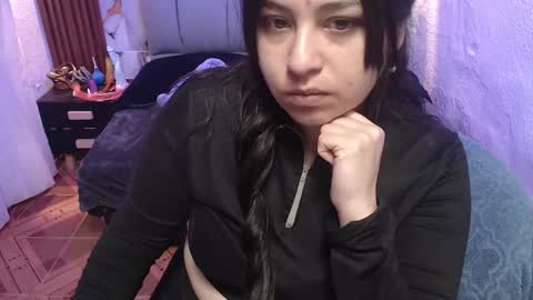 chloe_smith5 online show from November 22, 2025, 1:21 pm