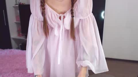 Chloe online show from September 18, 2025, 12:40 pm