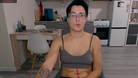 Snapshot of chloe_x_ chatting on December 4, 2024, 3:32 pm Eva and Sandra online show from December 4, 2024, 3:32 pm