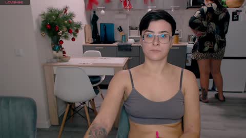 Snapshot of chloe_x_ chatting on January 4, 2025, 7:44 pm Eva and Sandra online show from January 4, 2025, 7:44 pm