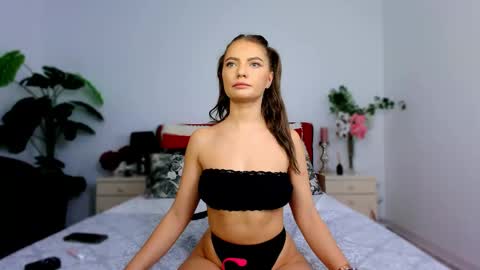 Chloe online show from November 6, 2025, 6:03 am