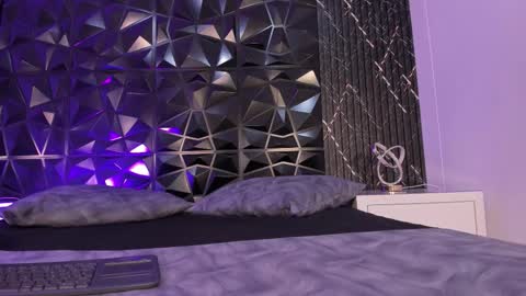 chloegils online show from December 14, 2025, 1:27 pm