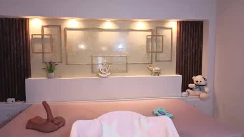 Chloe Moon online show from November 2, 2025, 12:07 pm