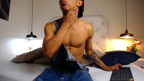 Snapshot of chris_weell chatting on December 17, 2024, 8:21 pm Chris Weell online show from December 17, 2024, 8:21 pm