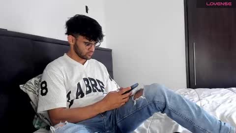 Im Chirs IM MODEL INDEPENDT online show from December 31, 2024, 6:57 pm