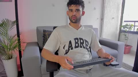 Im Chirs IM MODEL INDEPENDT online show from January 7, 2025, 4:05 pm