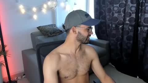 Im Chirs IM MODEL INDEPENDT online show from February 10, 2025, 6:03 pm