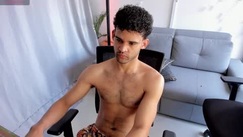 Im Chirs IM MODEL INDEPENDT online show from March 1, 2025, 3:27 pm