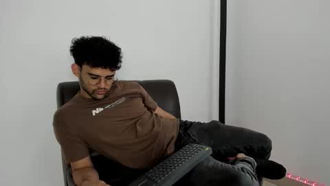 Im Chirs IM MODEL INDEPENDT online show from October 22, 2025, 2:50 pm