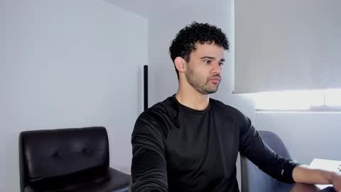 Im Chirs IM MODEL INDEPENDT online show from October 23, 2025, 3:44 pm