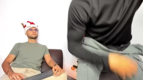 Im Chirs IM MODEL INDEPENDT online show from November 30, 2025, 12:36 am