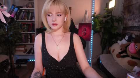 chriss_foxx online show from June 10, 2026, 3:44 pm