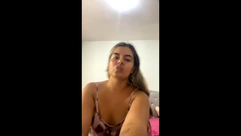 Snapshot of cielo_sky_blue chatting on June 8, 2026, 1:28 am Azul online show from June 8, 2026, 1:28 am