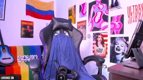 Snapshot of cinnamon_boyxxx chatting on December 25, 2024, 8:18 am David Independent Model online show from December 25, 2024, 8:18 am