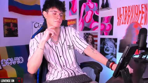 Snapshot of cinnamon_boyxxx chatting on January 20, 2025, 2:01 am David Independent Model online show from January 20, 2025, 2:01 am