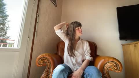 Claire Moulin online show from April 14, 2026, 12:00 pm