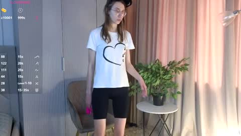 Snapshot of clarindakluse chatting on May 25, 2026, 7:03 am Sara online show from May 25, 2026, 7:03 am