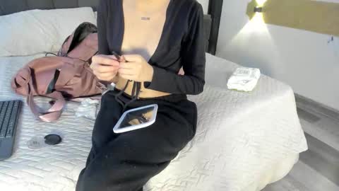 cleowhite_ online show from September 9, 2025, 4:45 am