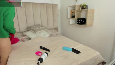 clhoe_johnson_ online show from September 9, 2025, 11:32 am