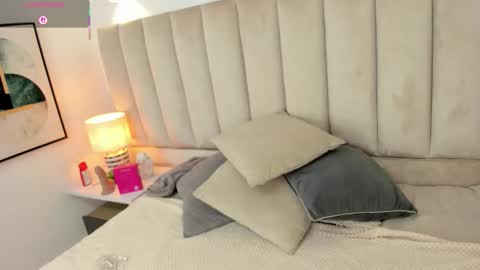 clhoe_johnson_ online show from October 7, 2025, 12:46 pm