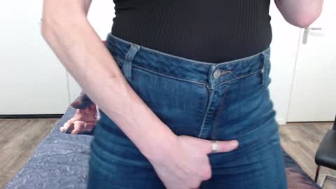 Syl  online show from January 29, 2025, 1:49 pm