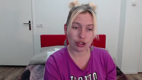 Syl  online show from February 4, 2025, 12:44 pm