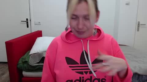 Syl  online show from February 9, 2025, 5:43 pm