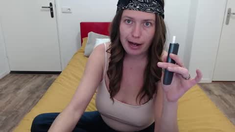 Syl  online show from February 13, 2025, 1:26 pm