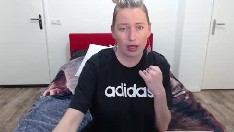 Syl  online show from March 4, 2025, 10:13 am